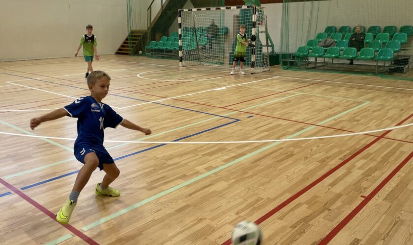 Lietuvos mokyklų žaidynių III etapo 5×5 futbolo berniukų varžybose Išlaužiškiai iškovojo 2-ąją vietą