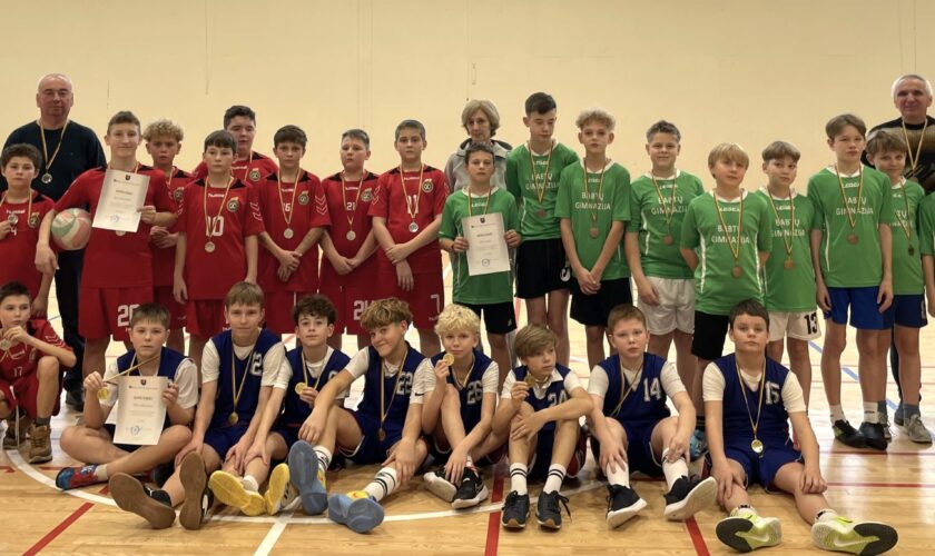 Lietuvos mokyklų žaidynių IV etapo mažųjų mokyklų berniukų kvadrato varžybose Jiezniškiai iškovojo antrąją vietą.